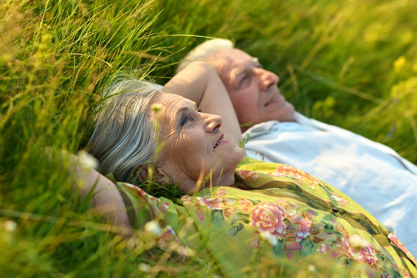Portrait d'un couple de seniors se reposant dans un parc