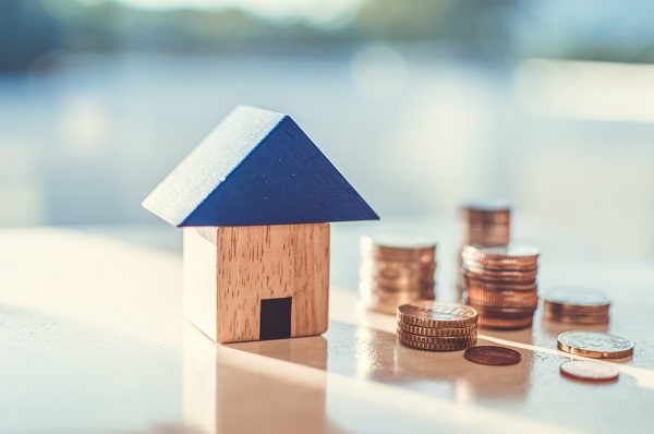 Maison en bois et pièces empilées