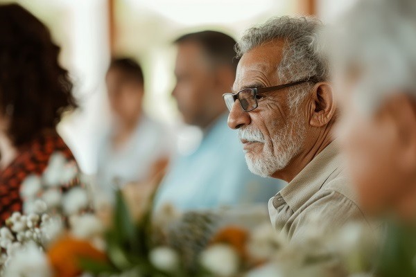 un vieil homme assit sur un banc pour des funérailles