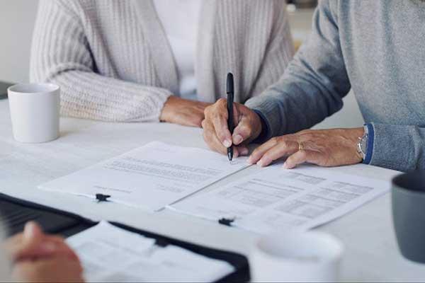 gros plan sur deux mains qui signent un contrat