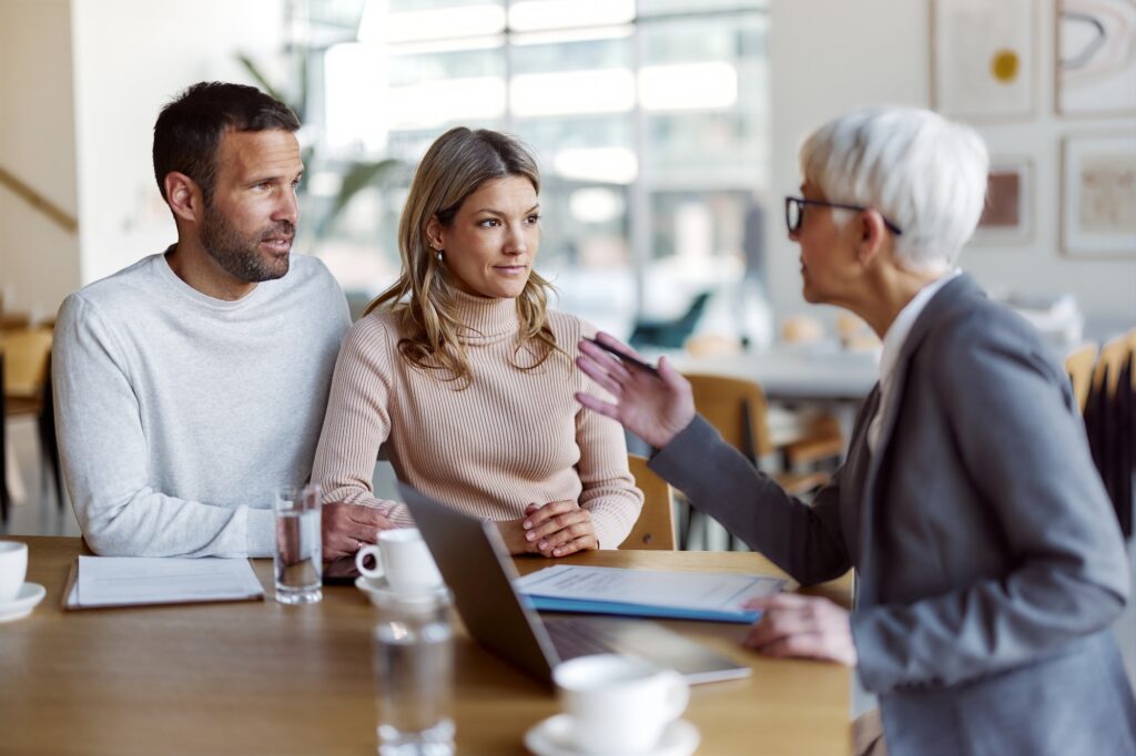 Jeune couple en rendez-vous avec une conseillère
