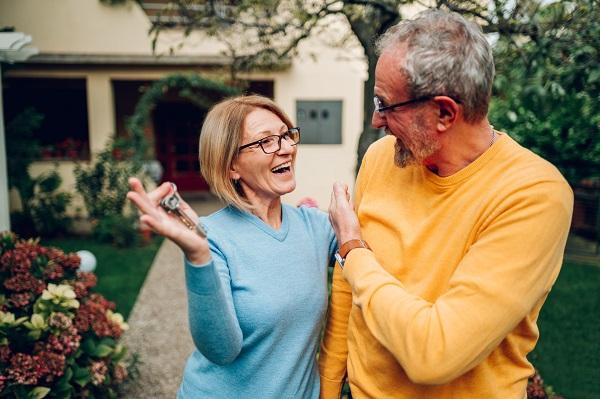Un couple devant leur maison