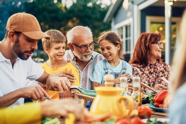 Famille réunie autour d’un repas en plein air