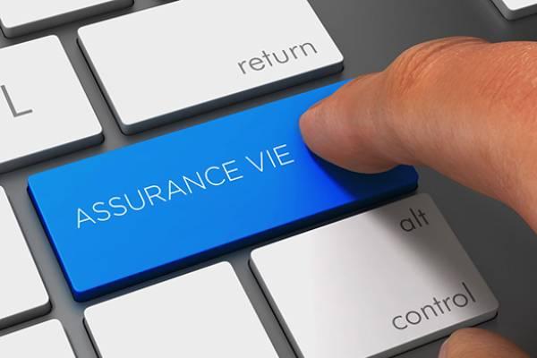 Un doigt appuie sur la touche d’un clavier sur laquelle est écrit le mot « assurance vie »