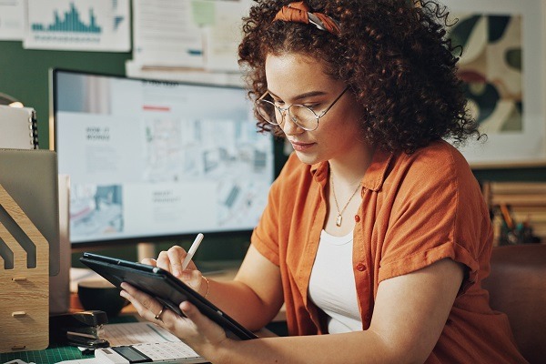 La planification, la tablette et la femme dans le bureau pour un projet créatif avec le développement de l'esquisse de la maison.