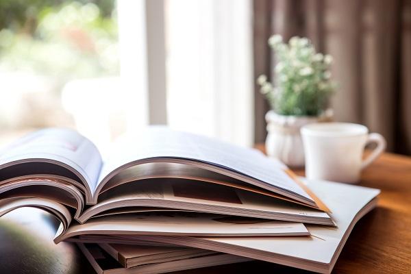 Des magazines ouverts sur une table