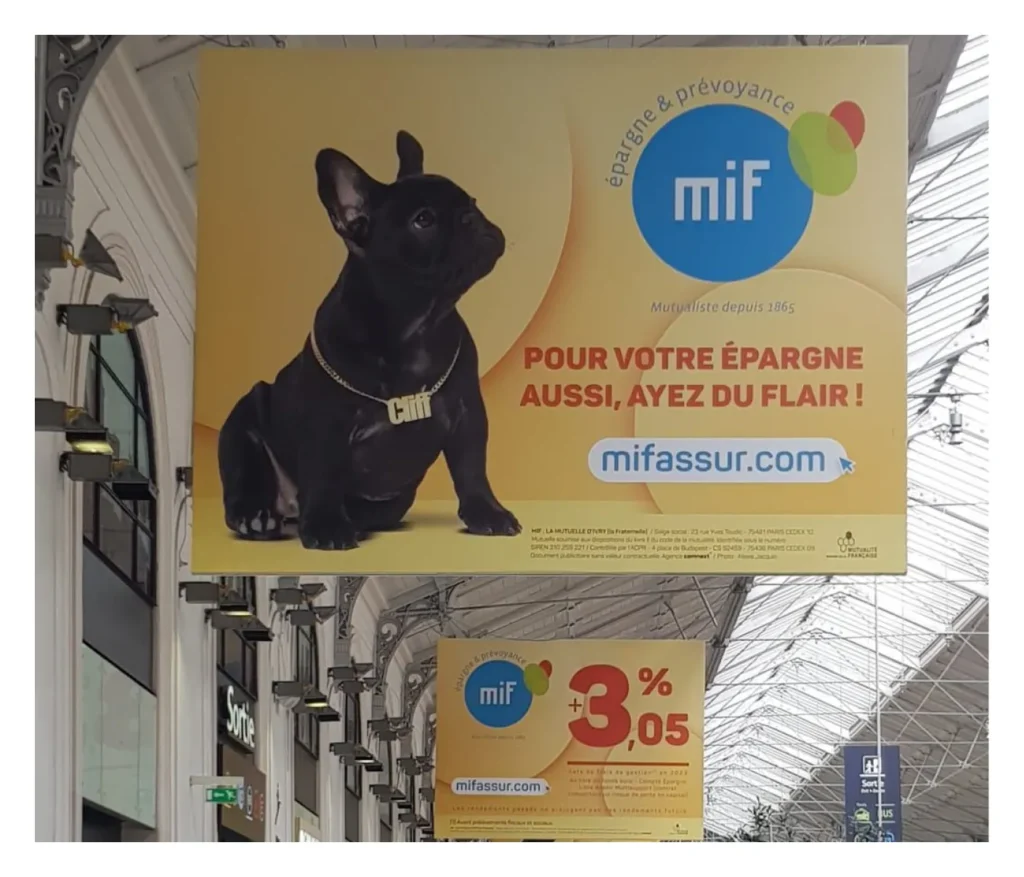 Cliff sur une affiche publicitaire dans une gare