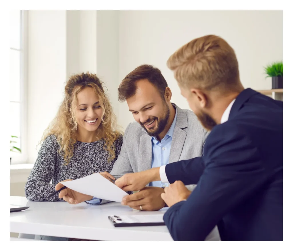 Une équipe réduite qui travaille sur un sujet d'assurance vie