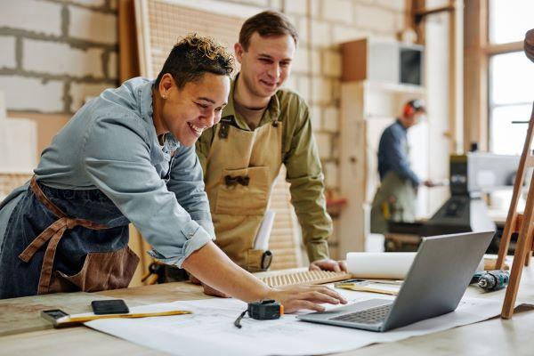 deux collègues dans un atelier de fabrication